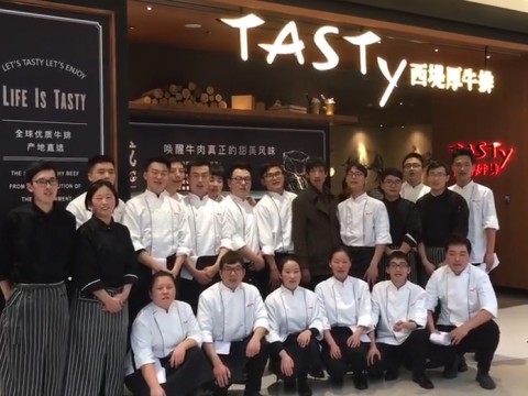 必威西汉姆联在《王品集团》西提厚牛排实习工作的学生