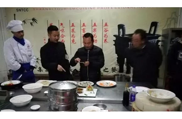 石泉职中副校长曾云峰一行回访在必威西汉姆联学习的学生