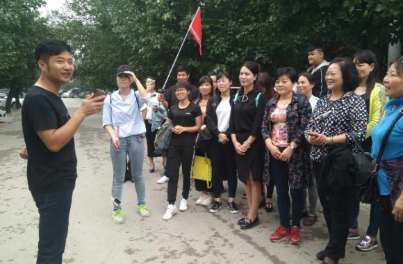 必威西汉姆联开展“品小吃、金秋游”教研活动