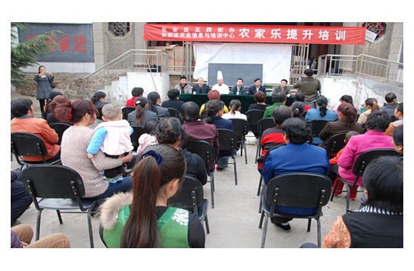 必威西汉姆联工会开展“三走进三服务、教师回报社会”活动