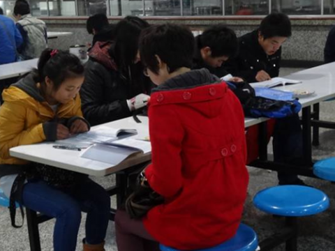 必威西汉姆联298名学生参加全国餐饮职业经理人资格证书考试