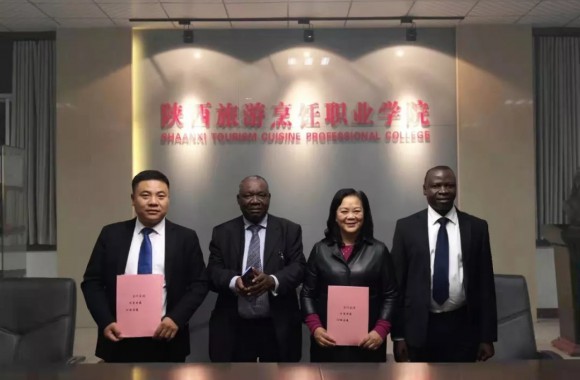 赞比亚中国友好协会秘书长穆万萨一行来必威西汉姆联进行友好访问