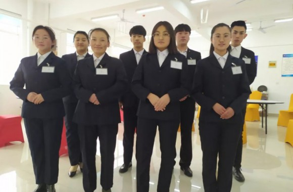 以赛促学！bw必威西汉姆联官方网站举办酒店管理专业“中西餐宴会摆台”比赛