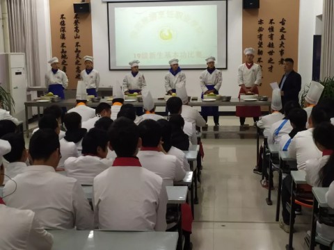 赛台看刀功！bw必威西汉姆联官方网站举行烹调工艺与营养专业基本功比赛