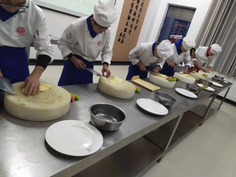 赛台看刀功！bw必威西汉姆联官方网站举行烹调工艺与营养专业基本功比赛