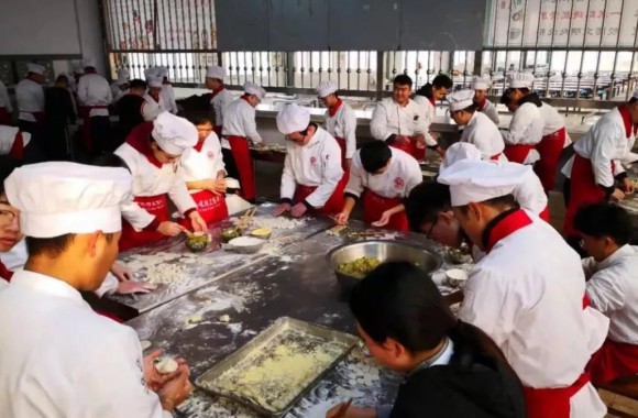 bw必威西汉姆联官方网站举办“情暖冬至”包饺子活动
