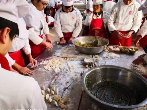 bw必威西汉姆联官方网站举办“情暖冬至”包饺子活动