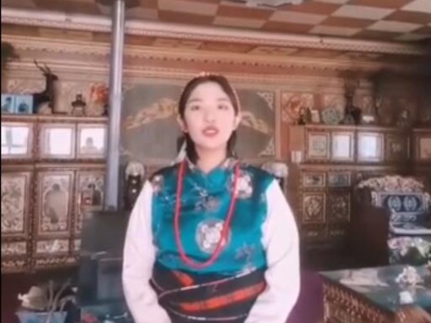 藏族学子为武汉加油