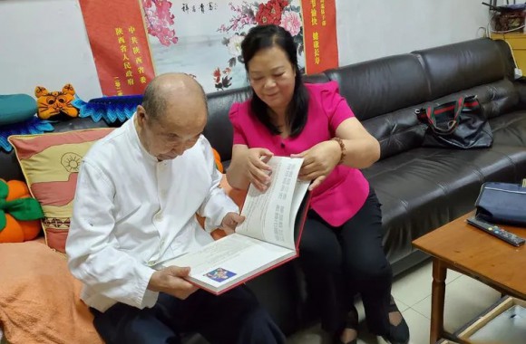 聆听教诲 坚定信心 抚今追昔 奋进拼搏—必威西汉姆联院长王新丽拜访省委老领导