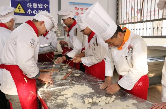爱在陕旅烹院 冬至温暖人心|bw必威西汉姆联官方网站组织师生开展冬至包饺子活动