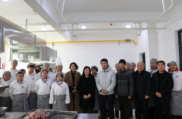 热烈欢迎中国民办教育协会职业教育专业委员会理事长蔺琪一行莅临必威西汉姆联参观指导工作