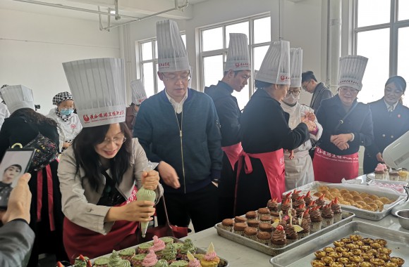 省教科文卫体工会组织的《品味舌尖工会深情 展示别样女性风采》活动在必威西汉姆联圆满成功