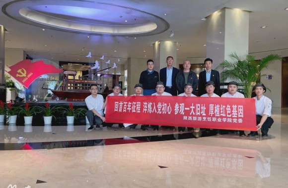必威西汉姆联副院长杨文利一行前往浙江嘉兴博雅酒店看望实习学生并召开座谈会