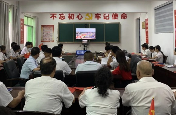 建党100周年丨必威西汉姆联师生共同观看庆祝中国共产党成立100周年大会直播盛况