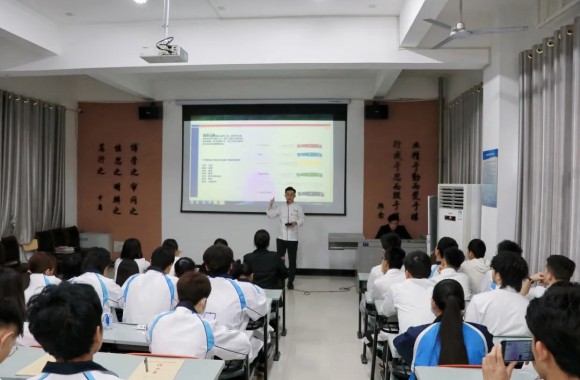 辛勤耕耘结硕果 继往开来谱新篇|必威西汉姆联2017届优秀毕业生黄大泉回母校讲学与交流
