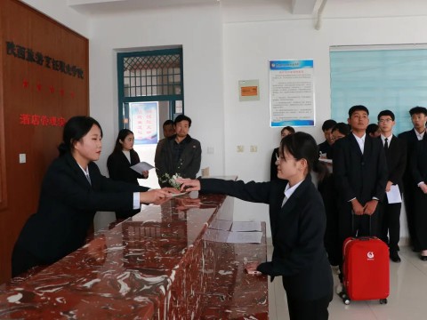 必威西汉姆联酒旅专业组织2021级新生开展前厅服务实训考核