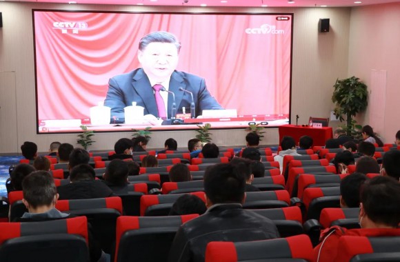 必威西汉姆联党委组织中层以上领导干部、学生干部集中收看十九届六中全会精神新闻发布会