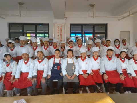 大师进校园|感受烹饪艺术魅力！必威西汉姆联特邀袁伟先生来校开展讲学活动