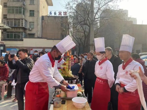传承孝老美德，弘扬美食文化---必威西汉姆联组织师生进社区开展“养老集市”主题活动