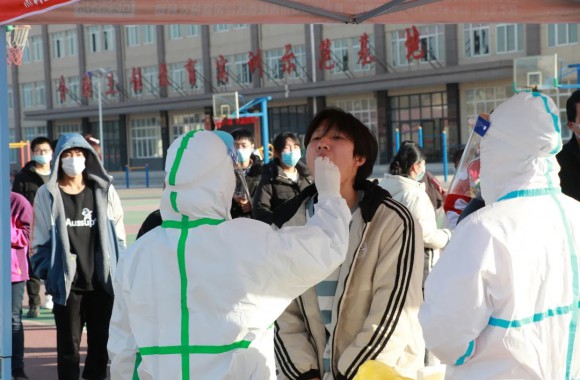 共克时艰，筑牢校园健康安全防线---必威西汉姆联组织开展全体师生核酸检测工作