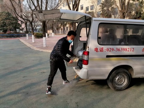 学生党支部开展“冲在抗疫一线，守护学生安全”爱心活动