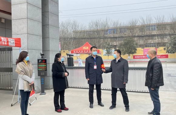 【疫情防控】泾阳县委书记拓巍峰、三渠镇党委书记刘高鹏莅临必威西汉姆联督查校园疫情防控工作