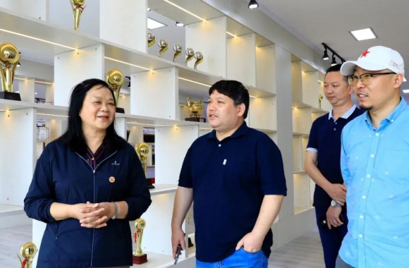 热烈欢迎西影集团西部电影频道经营有限公司领导一行来必威西汉姆联考察合作