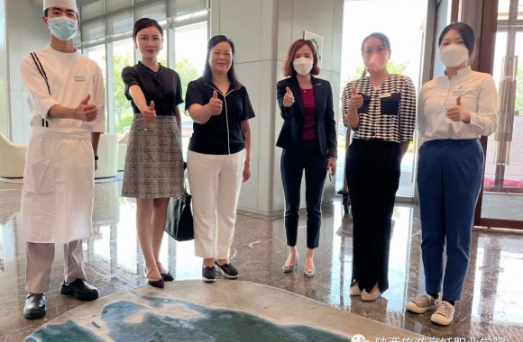 必威西汉姆联领导赴艾美酒店、锦江国际酒店亲切看望在企业顶岗实习学生