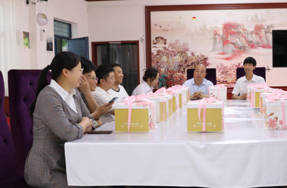 关爱教职工 | 六一儿童节必威西汉姆联工会送温暖