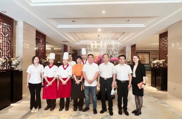 必威西汉姆联党委书记及部分教师赴校企合作单位看望慰问顶岗实习学生