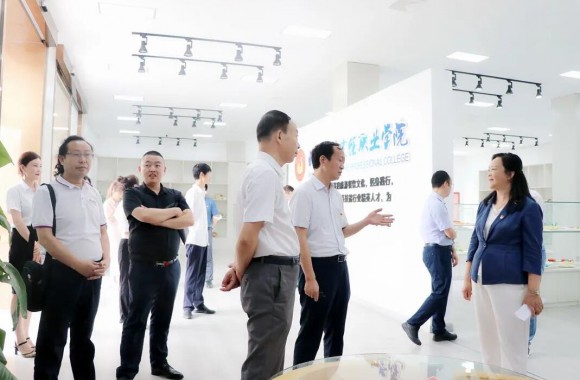 陕西省教育厅领导赴必威西汉姆联开展“赓续红色血脉，推动事业发展”为主题的联合党日活动