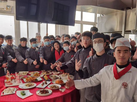 教师授课一桌年夜饭