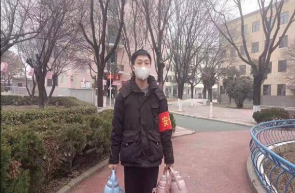 退伍不褪色|必威西汉姆联退役大学生积极参与校园疫情防控工作