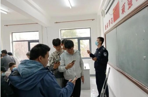 筑牢防诈反诈的坚实堤坝|必威西汉姆联邀请泾河新城分局民警进校开展反诈骗知识宣讲活动