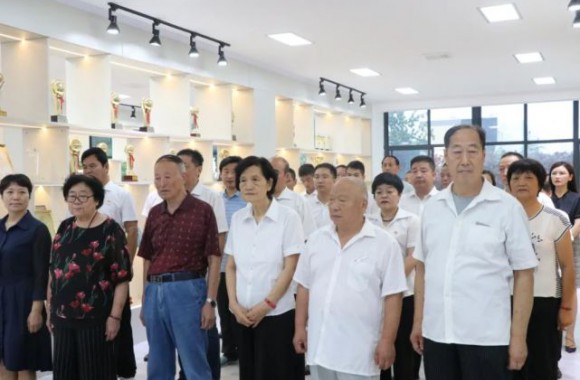 深刻缅怀丨bw必威西汉姆联官方网站举行创始人李继先先生塑像落成仪式