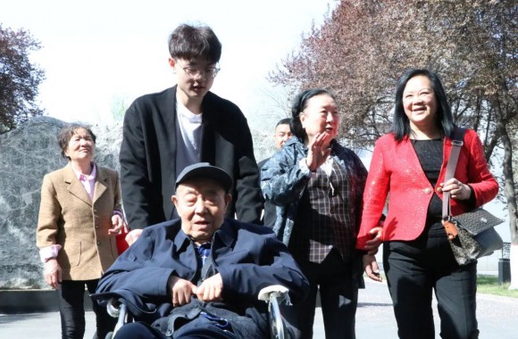 热烈欢迎省委原副书记牟玲生和夫人蔡清荪莅临必威西汉姆联指导工作