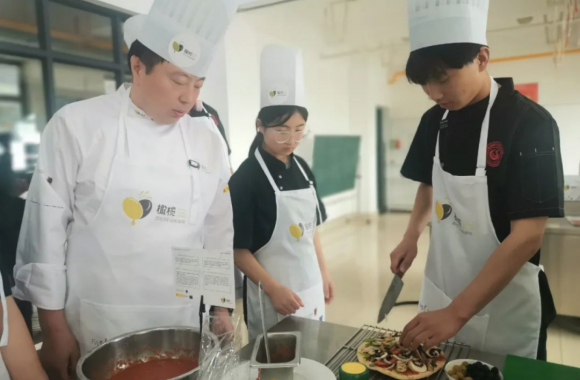 bw必威西汉姆联官方网站师生与“橄榄·西班牙的超级食物”的精彩碰撞