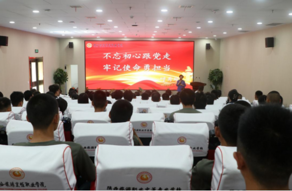 全国道德模范、党和人民满意的四有好老师呼秀珍为必威西汉姆联团员青年授课