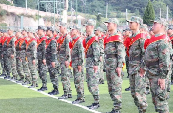 莘莘学子携技从戎 投身军营建功立业 | 欢送必威西汉姆联直招军士等学子入伍参军