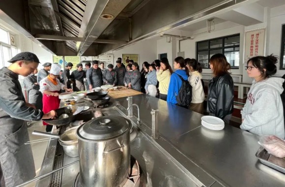 欢迎陕西中医药大学师生来必威西汉姆联参观指导【这是一个有趣的大学】