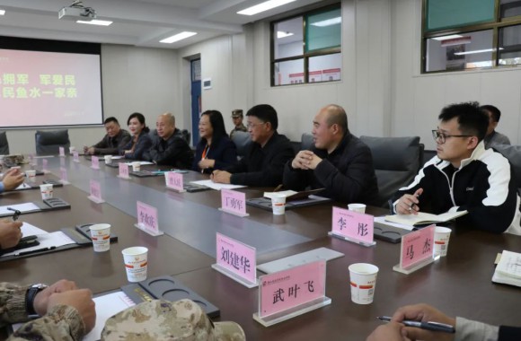 不忘初心使命 | 牢记爱国拥军 驻咸某部为必威西汉姆联赠送锦旗