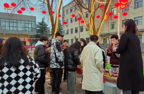 校园灯谜盛宴 智慧火花闪耀！