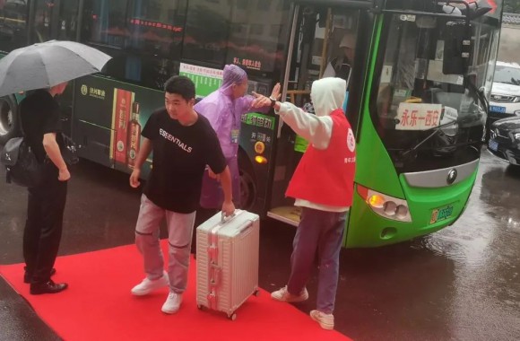 团委向你发出“学雷锋志愿服务月”活动倡议