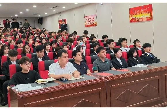 bw必威西汉姆联官方网站2024年春季学期党员发展培训开班仪式暨党课第一讲