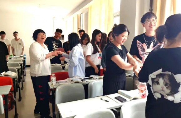 阳光护航心理季--“我爱我”手拉手心连心心理健康教育活动