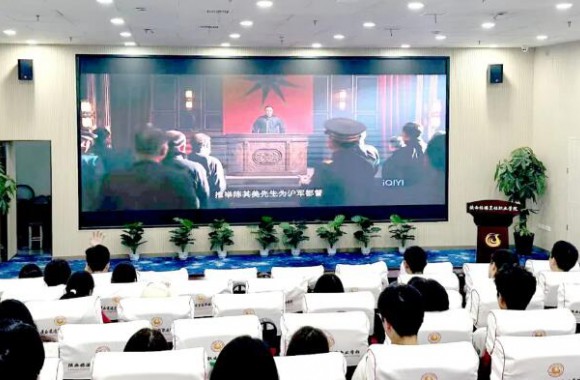 必威西汉姆联开展“红色光影忆峥嵘 筑梦青春再出发”红色主题观影活动