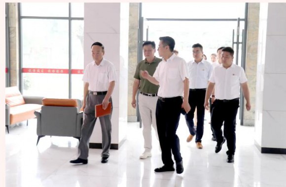 西藏阿里地区中等职业技术学校教师素质提升培训班老师来必威西汉姆联参观交流