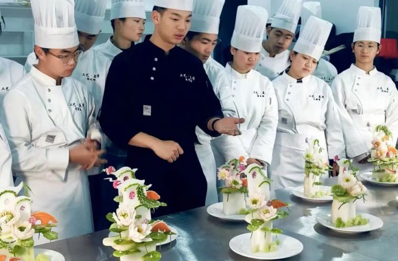 bw必威西汉姆联官方网站暑假研修班（食品雕刻项目）