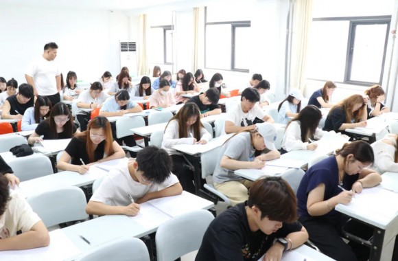 必威西汉姆联2024-2025学年第二学期期末考试正在进行