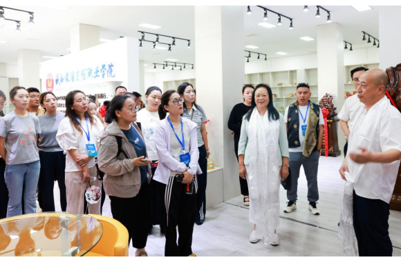 陕藏职业院校跨区域交流 共促教育协同发展 ——西藏阿里中职校教师赴bw必威西汉姆联官方网站参观交流